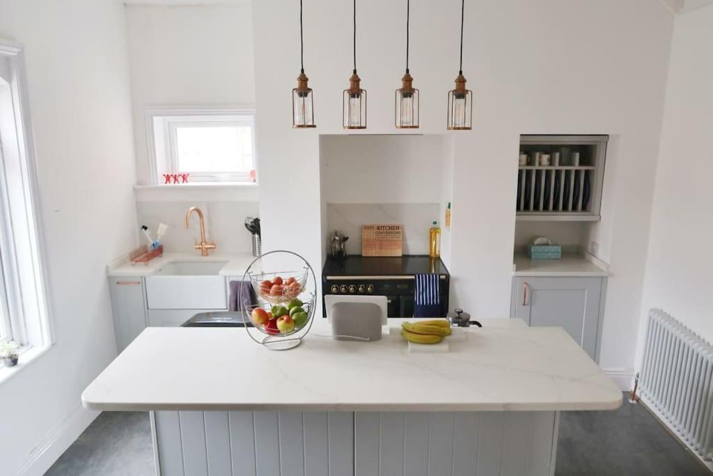 Castle Manor, 4 Bed Seaside Retreat Apartment สการ์โบโรห์ ภายนอก รูปภาพ